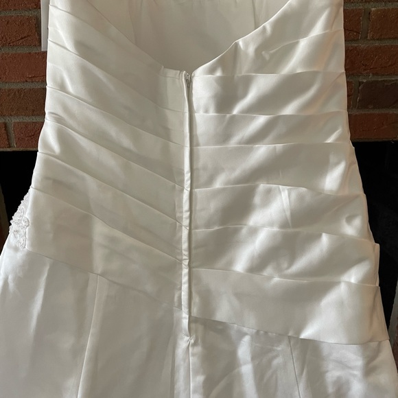 David’s Bridal size 16 softwhite strapless ruched wedding dress with lace - Picture 14 of 15